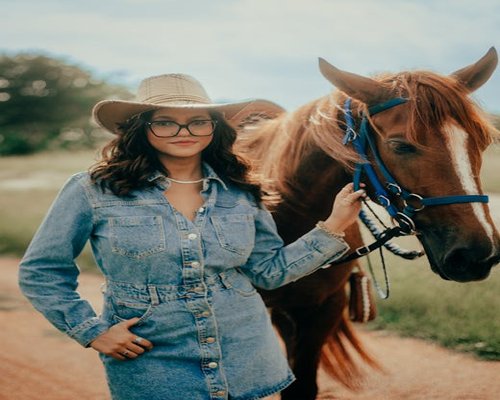 Persona joven organizando su espacio de trabajo en casa con buena iluminación natural